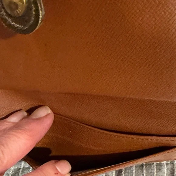 Louis Vuitton Monogram Canvas Kisslock Trifold Wallet. - Picture 4 of 10